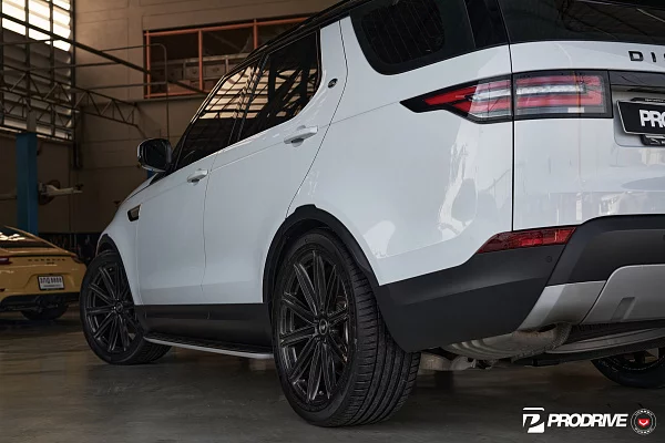 Фото дисков Vossen UV-2 Глянцевый темный лак на Land Rover Discovery V
