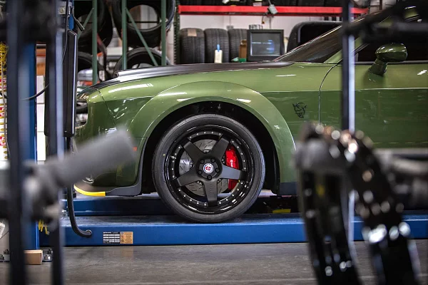 Фото дисков HRE C105 Черный сатин на Dodge Challenger III