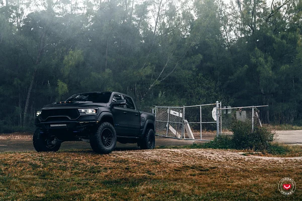Фото дисков Vossen VFX-02T Черный глянец на Ram 1500 V