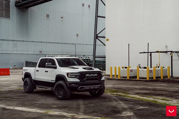 Фото дисков Vossen HF6-5 Черный глянец на Ram 1500 V