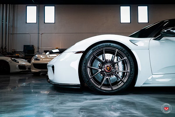 Фото дисков Vossen RS74 Черный глянец на Porsche 918 Spyder