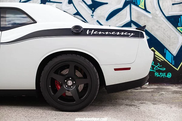 Фото дисков HRE 305M Черный сатин на Dodge Challenger III