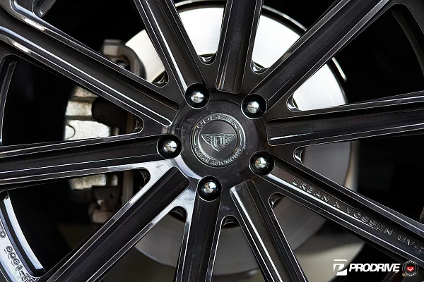 Фото дисков Vossen UV-2 Глянцевый темный лак на Land Rover Discovery V