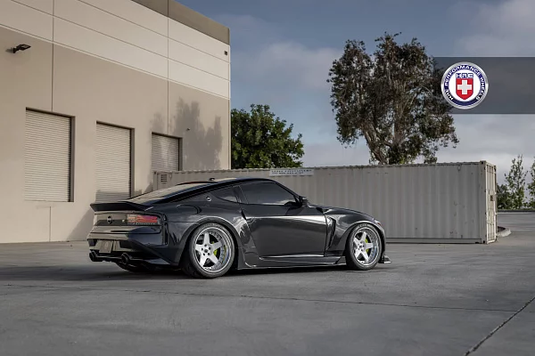 Фото дисков HRE C105 Белый глянец на Nissan Z
