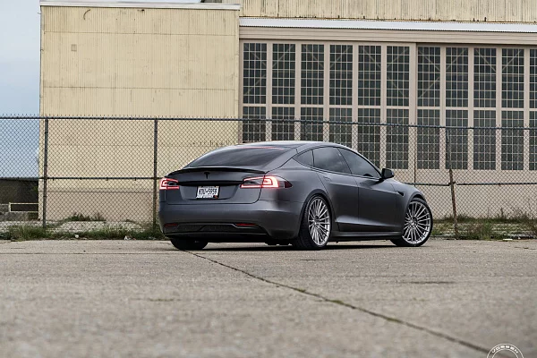 Фото дисков Vossen S17-04 Глянцевый тонированный лак на Tesla Model S