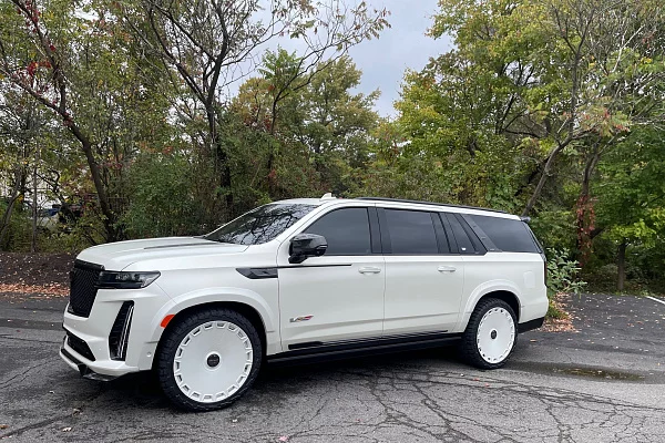 Фото дисков Giovanna Dicotto Белый сатин на Cadillac Escalade V