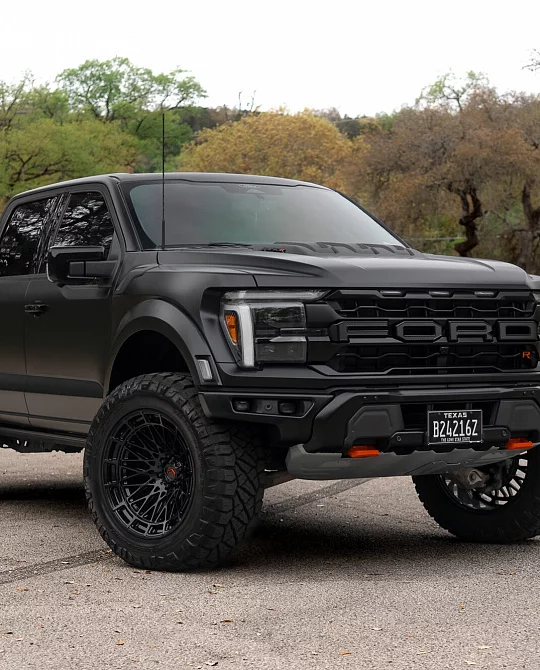 Фото дисков LCX-03 Черный глянец на GMC Sierra IV