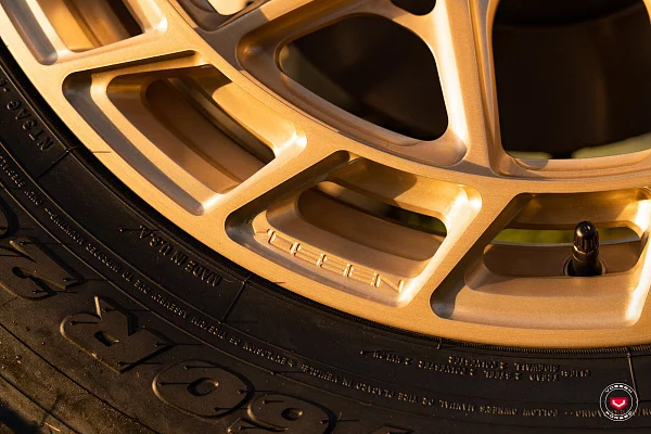 Фото дисков Vossen LC3-01T Глянцевая шампань на Ram 1500 V