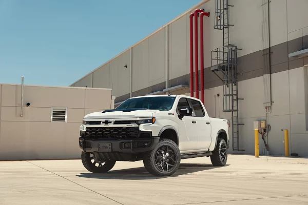 Фото дисков 4PLAY 4P06 Черный сатин на Chevrolet Silverado IV