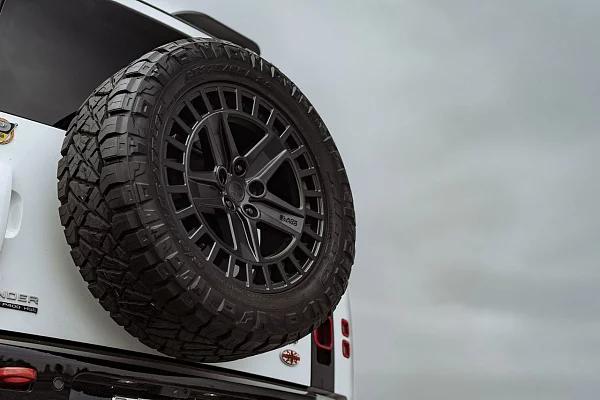 Фото дисков Black Rhino ALSTON Черный сатин на Land Rover Defender II