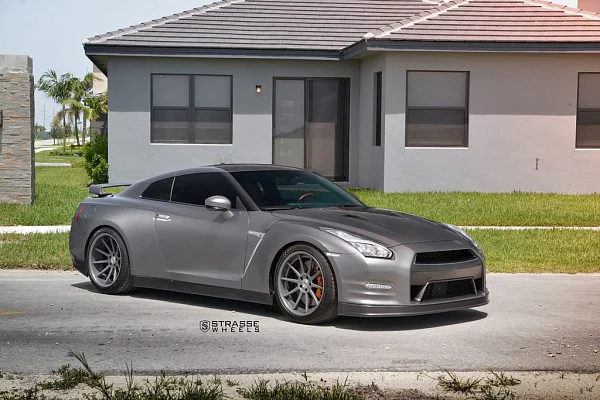 Фото дисков Strasse Wheels R10 Deep Concave Другой цвет на Nissan GT-R
