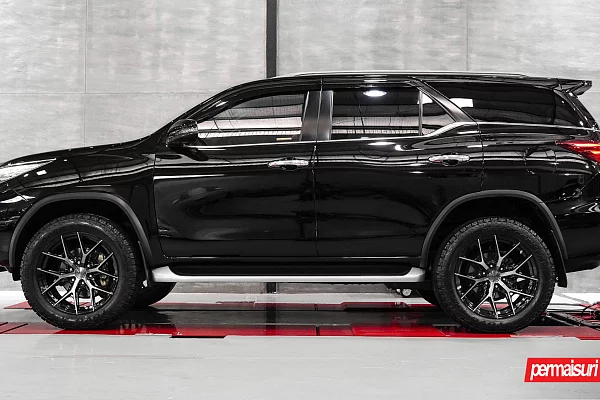 Фото дисков Vossen HF6-4 Алмазная проточка на Toyota Fortuner II