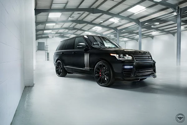 Фото дисков Vossen UV-2 Черный глянец на Range Rover IV