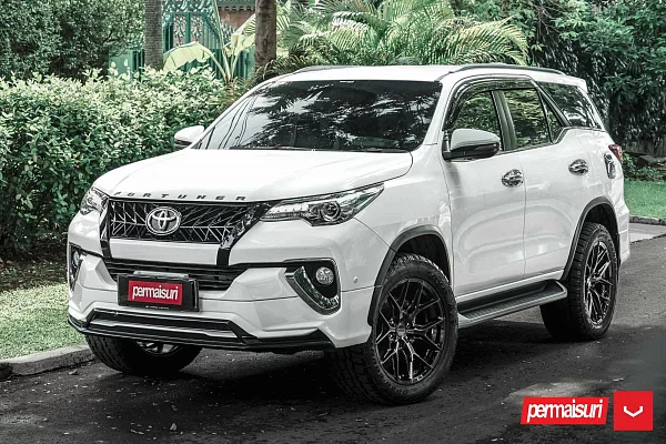 Фото дисков Vossen HF6-4 Черный глянец на Toyota Fortuner II