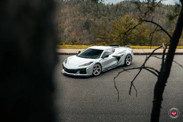 Фото дисков Vossen GEN-01 (3-Piece) Сатиновый лак на Chevrolet Corvette C8