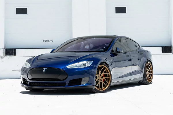 Фото дисков Strasse Wheels SM7T Deep Concave Сатиновая темная бронза на Tesla Model S