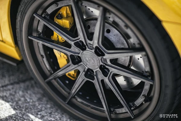 Фото дисков Strasse Wheels SV1 Deep Concave FS Черный глянец на Lamborghini Gallardo