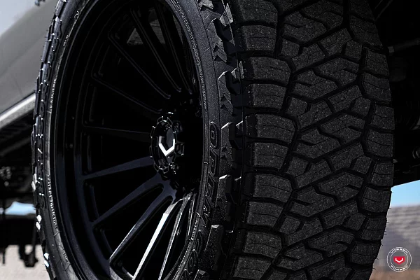 Фото дисков Vossen GNX-01 Черный глянец на GMC Sierra IV