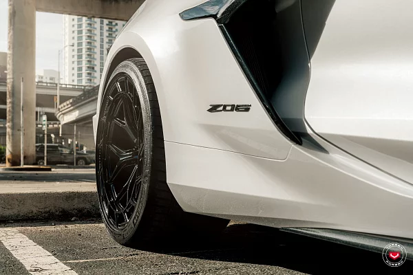 Фото дисков Vossen LC3-01T Черный глянец на Chevrolet Corvette C8