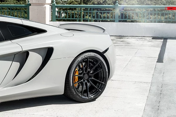 Фото дисков Anrky AN24 Черный глянец на McLaren 12C