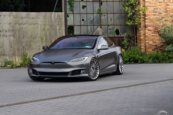 Фото дисков Vossen S17-04 Глянцевый тонированный лак на Tesla Model S
