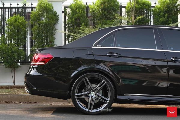 Фото дисков Vossen VFS-5 Глянцевый графит на Mercedes-Benz E-Class (W212, S212, C207)