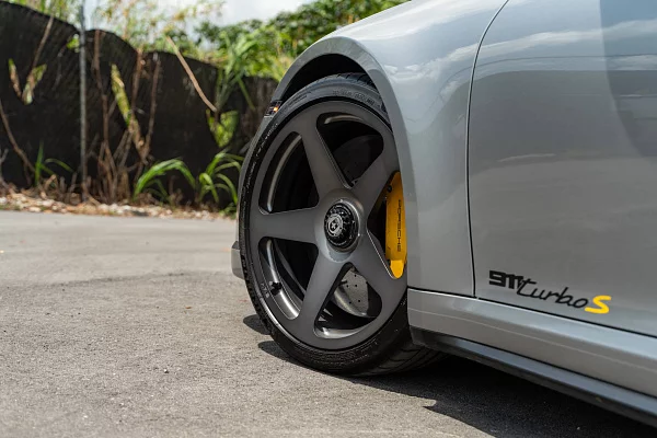 Фото дисков HRE 305M Сатиновый темный лак на Porsche 911 VIII
