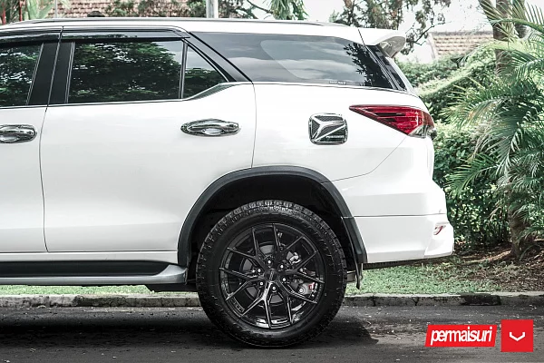 Фото дисков Vossen HF6-4 Черный глянец на Toyota Fortuner II
