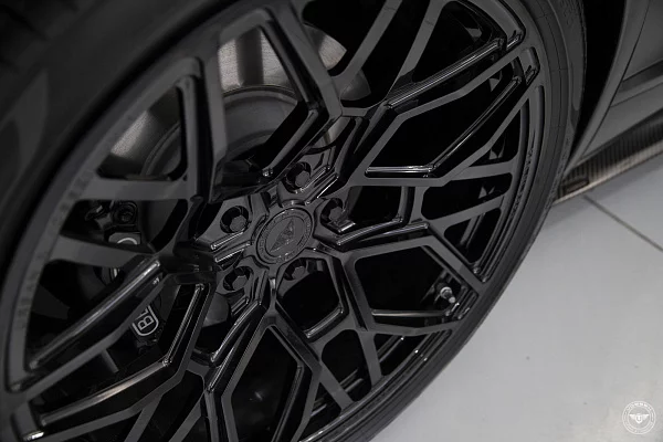 Фото дисков Vossen UV-1 Черный глянец на Bentley Continental GT III