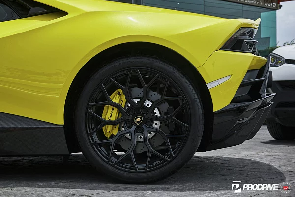 Фото дисков Vossen S17-01 Черный глянец на Lamborghini Huracan