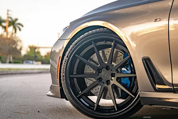 Фото дисков Strasse Wheels R10 Deep Concave FS Черный сатин на BMW 7 (G11/G12)