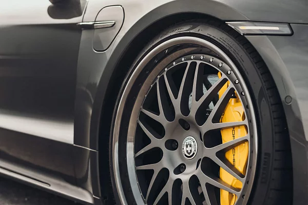 Фото дисков HRE 540C Сатиновый темный лак на Porsche Taycan I
