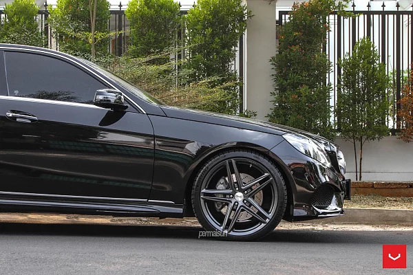 Фото дисков Vossen VFS-5 Глянцевый графит на Mercedes-Benz E-Class (W212, S212, C207)