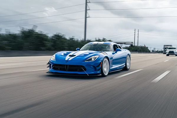 Фото дисков HRE 305M Белый глянец на Dodge Viper