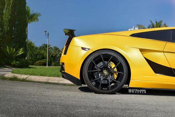Фото дисков Strasse Wheels SM5R Deep Concave Monoblock Другой цвет на Lamborghini Gallardo