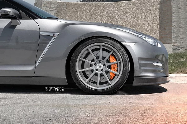 Фото дисков Strasse Wheels R10 Deep Concave Другой цвет на Nissan GT-R