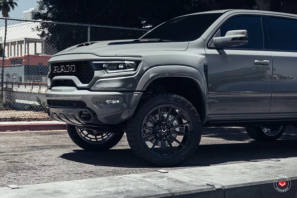 Фото дисков Vossen VFX-01 Черный глянец на Ram 1500 V