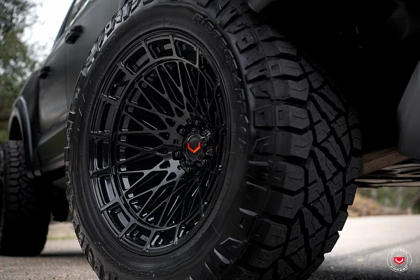 Фото дисков Vossen LCX-03 Черный глянец на GMC Sierra IV