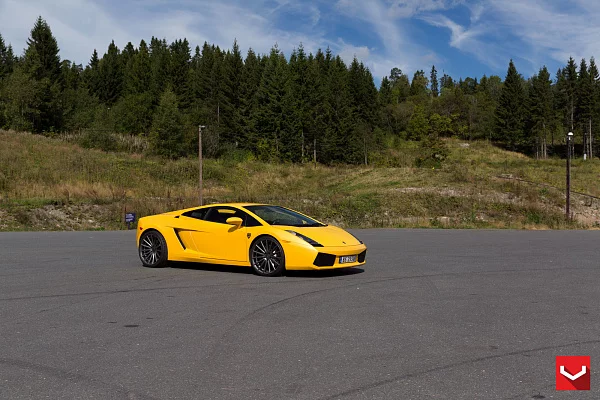 Фото дисков Vossen VFS-2 Глянцевый графит на Lamborghini Gallardo