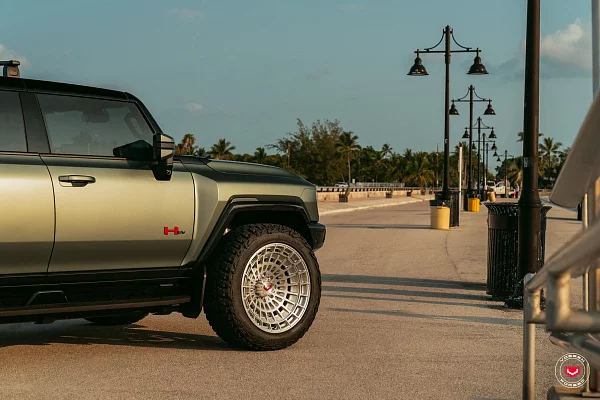 Фото дисков Vossen LCX-04 Глянцевый лак на GMC Hummer EV