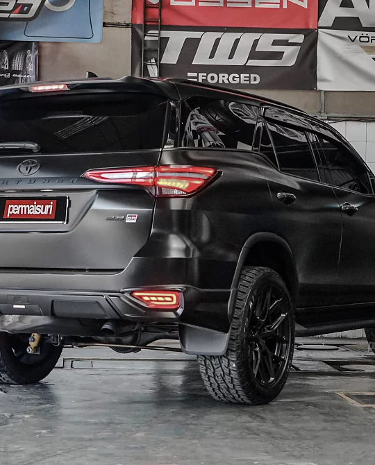 Фото дисков HF6-4 Черный сатин на Toyota Fortuner II