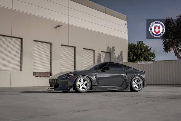 Фото дисков HRE C105 Белый глянец на Nissan Z