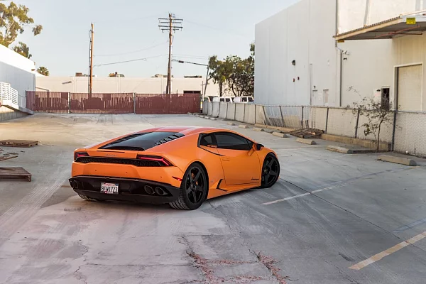 Фото дисков HRE 305M Черный глянец на Lamborghini Huracan