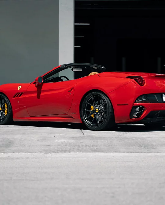 Фото дисков P101 Черный сатин на Ferrari California