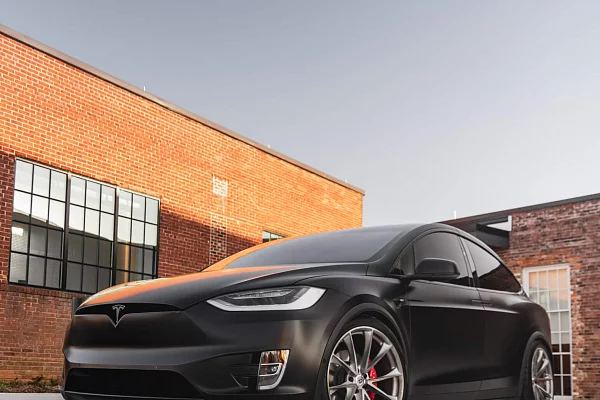 Фото дисков HRE P204 Глянцевый темный лак на Tesla Model X