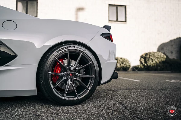 Фото дисков Vossen EVO-2 Глянцевый темный лак на Chevrolet Corvette C8