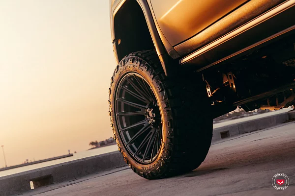 Фото дисков Vossen VFX-03 Глянцевый темный лак на GMC Sierra IV
