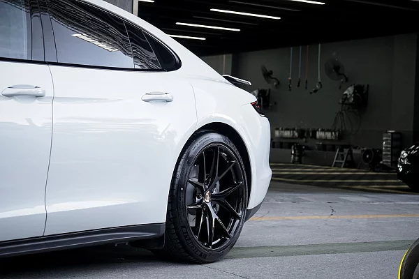 Фото дисков HRE P101 Черный глянец на Porsche Panamera II