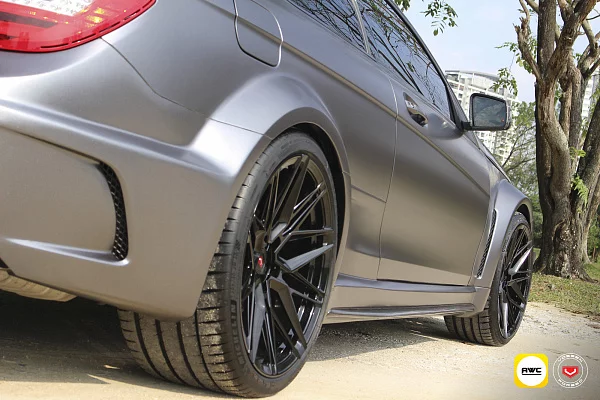 Фото дисков Vossen EVO-5 Черный глянец на Mercedes-Benz C-Class (W204)
