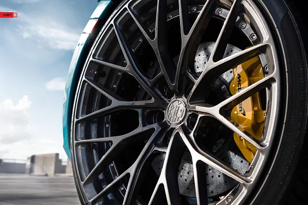 Фото дисков Anrky AN20 Глянцевый темный лак на McLaren 720S